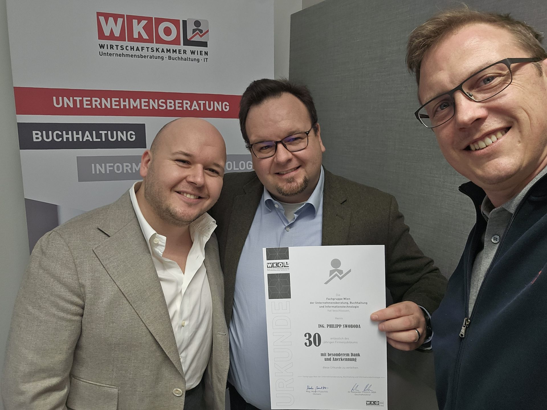 Urkundenübergabe anlässlich des 30-jährigen Firmenjubiläums der Fachgruppe Wien der Unternehmensberatung, Buchhaltung und Informationstechnologie an die Geschäftsführung der DABIS im Haus der Wiener Wirtschaft (v.l.n.r Raffael Swoboda (CEO DABIS), Philipp Swoboda (CEO DABIS), Martin Puaschitz (FG-Obmann UBIT WKW)) Bild: Copyright © 2025 DABIS GmbH, All rights reserved.